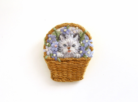 猫と花かごの刺繍ブローチ 1枚目の画像