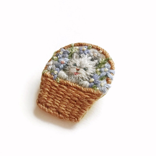 猫と花かごの刺繍ブローチ ブローチ RURUアート刺繍 通販