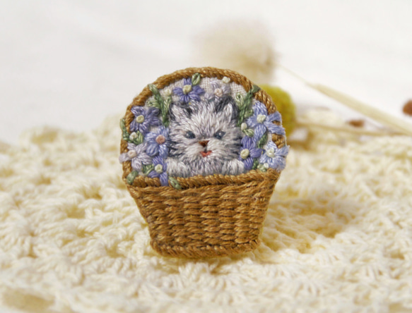 猫と花かごの刺繍ブローチ 6枚目の画像