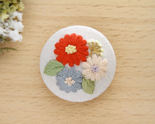 3つのお花並べて刺繍ブローチ ブローチ RURUアート刺繍 通販