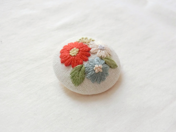 3つのお花並べて刺繍ブローチ 3枚目の画像