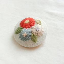 3つのお花並べて刺繍ブローチ 4枚目の画像