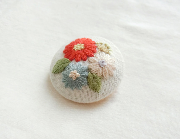 3つのお花並べて刺繍ブローチ 4枚目の画像