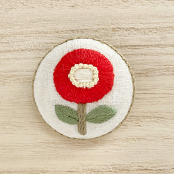 一輪の赤い花刺繍ブローチ(縁入り) 1枚目の画像