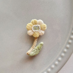 一輪花の刺繍ブローチ(黄×白) 1枚目の画像