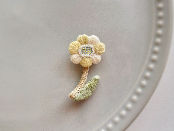 一輪花の刺繍ブローチ(黄×白) 1枚目の画像