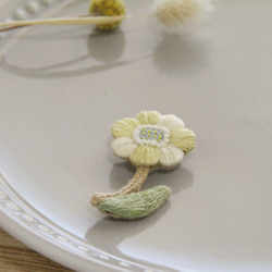 一輪花の刺繍ブローチ(黄×白) 2枚目の画像