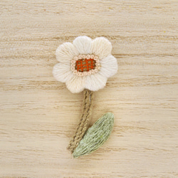 一輪花のブローチ(白×赤) 1枚目の画像
