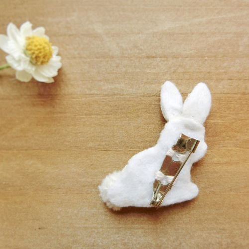 うさぎふわふわしっぽ 刺繍ブローチ ブローチ RURUアート刺繍