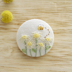 蜂とお花の刺繍ブローチ 5枚目の画像