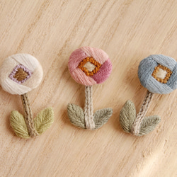 ピンクの一輪の花刺繍ブローチ 1枚目の画像