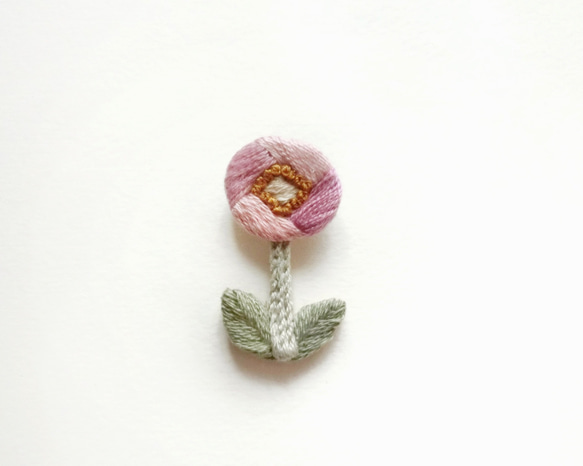 ピンクの一輪の花刺繍ブローチ 2枚目の画像