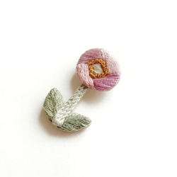 ピンクの一輪の花刺繍ブローチ 4枚目の画像