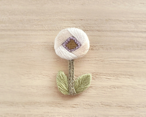 白い一輪の花刺繍ブローチ ブローチ RURUアート刺繍 通販｜Creema 