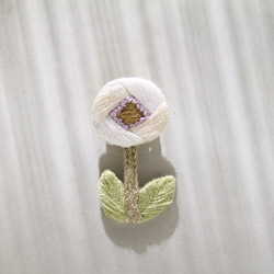白い一輪の花刺繍ブローチ 3枚目の画像