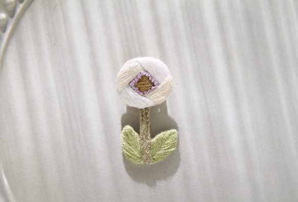 白い一輪の花刺繍ブローチ 3枚目の画像