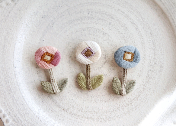 水色の一輪の花刺繍ブローチ 1枚目の画像