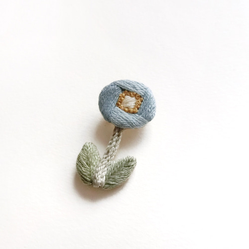 水色の一輪の花刺繍ブローチ ブローチ RURUアート刺繍 通販