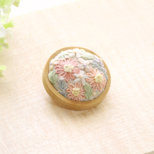 早割クーポン！ 優しい色合いのお花刺繍 木枠ブローチ ブローチ RURUアート刺繍 アンティーク雑貨