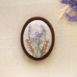 淡藤色のお花の木枠刺繍ブローチ 1枚目の画像