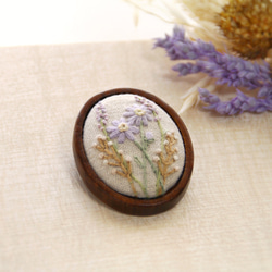 淡藤色のお花の木枠刺繍ブローチ 3枚目の画像