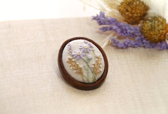 淡藤色のお花の木枠刺繍ブローチ 3枚目の画像