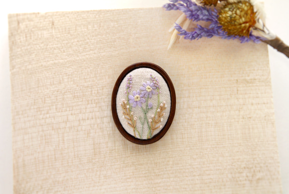 淡藤色のお花の木枠刺繍ブローチ 4枚目の画像