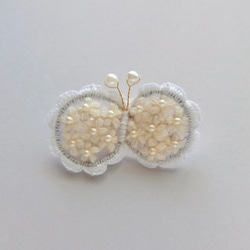 蝶々立体*オーガンジー刺繍のお花ブローチ(白) 4枚目の画像