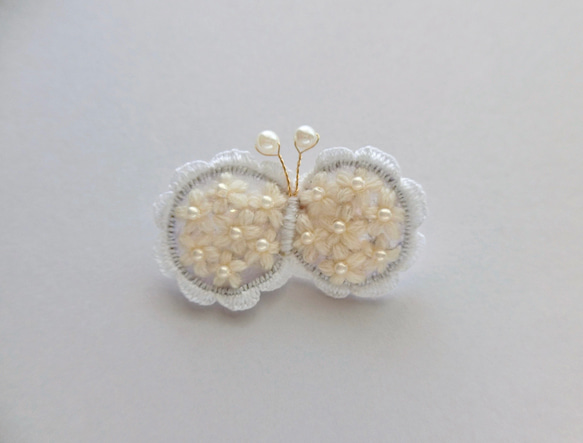蝶々立体*オーガンジー刺繍のお花ブローチ(白) 4枚目の画像