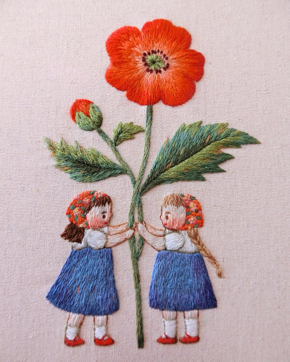 花を支える女の子 壁飾り 刺繍 1枚目の画像