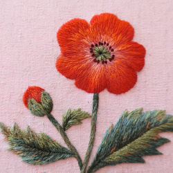 花を支える女の子 壁飾り 刺繍 2枚目の画像