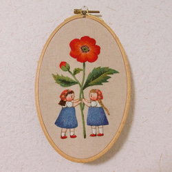 花を支える女の子 壁飾り 刺繍 3枚目の画像