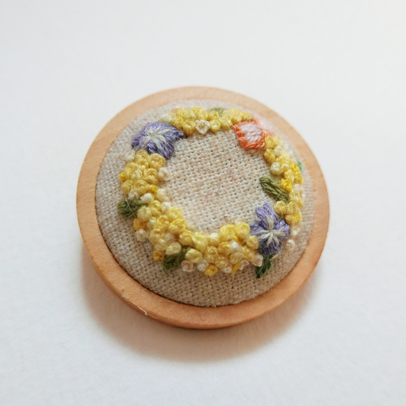 ミモザの花 刺繍ブローチ ボタン 2枚目の画像