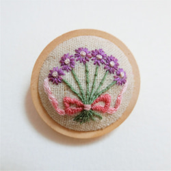 リボン付きお花ブーケ 刺繍ブローチ ボタン 1枚目の画像