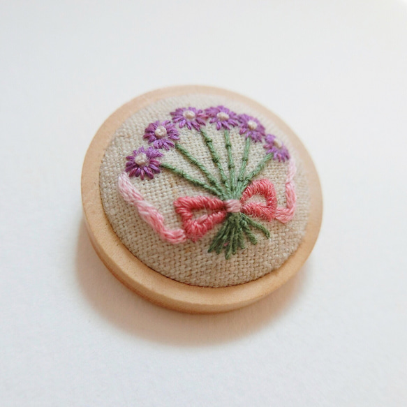 リボン付きお花ブーケ 刺繍ブローチ ボタン 2枚目の画像
