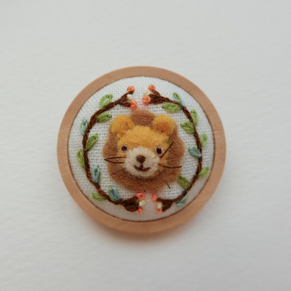 ぷっくらライオンくんフェルト刺繍ブローチ ボタン 1枚目の画像