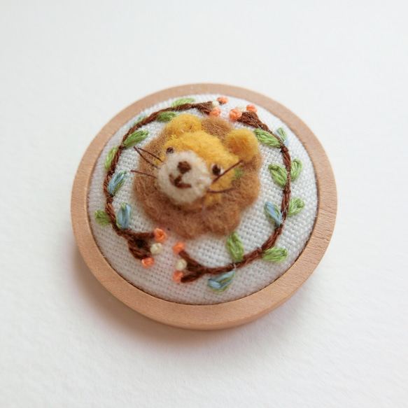 ぷっくらライオンくんフェルト刺繍ブローチ ボタン 2枚目の画像