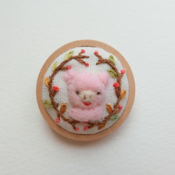 ぷっくらブタさんフェルト刺繍ブローチ ボタン 1枚目の画像
