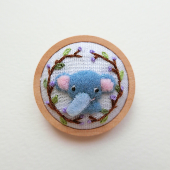ぷっくら象さんフェルト刺繍ブローチ ボタン 1枚目の画像