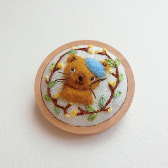 ぷっくら猫フェルト刺繍ブローチ ボタン 2枚目の画像