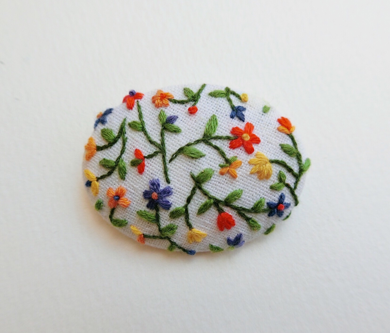 手刺繍の花のブローチB 手刺繍の花のブローチB 花の刺繍ブローチ（B） | iichi 日々の