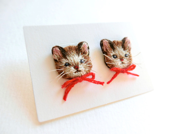 猫リボン付き 刺繍 ピアス イヤリング 2枚目の画像