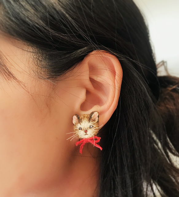 猫リボン付き 刺繍 ピアス イヤリング 3枚目の画像