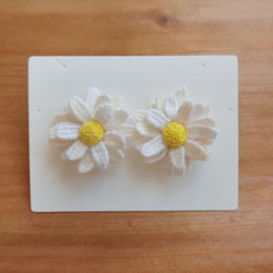 マーガレット 刺繍 お花ピアス 1枚目の画像