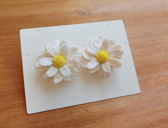 マーガレット 刺繍 お花ピアス 2枚目の画像