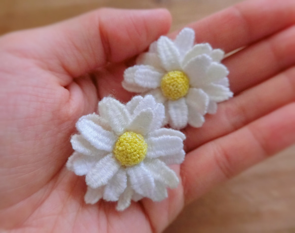 マーガレット 刺繍 お花ピアス 4枚目の画像