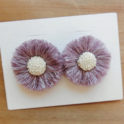 ふさふさ刺繍　淡い紫　お花　ピアス　イヤリング 2枚目の画像