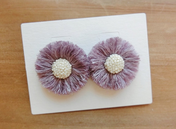 ふさふさ刺繍　淡い紫　お花　ピアス　イヤリング 2枚目の画像