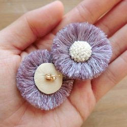 ふさふさ刺繍　淡い紫　お花　ピアス　イヤリング 4枚目の画像