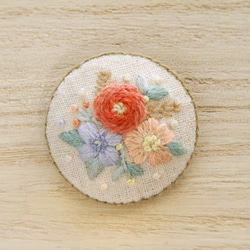 ３つのお花を並べて　刺繍ブローチ 1枚目の画像